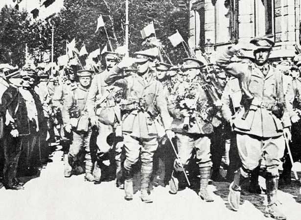 New Zealand troops march through Marsaille