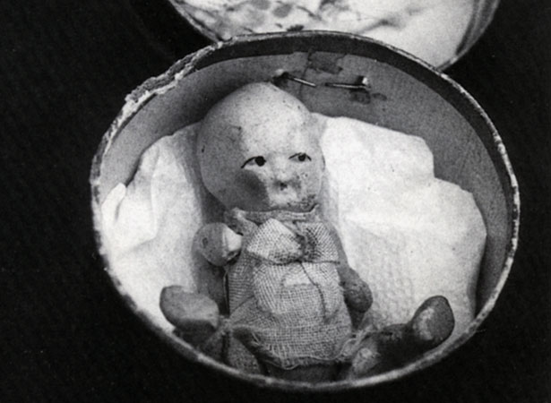 Dolls in miniature hat boxes were reputedly sold as souvenirs during Minnie Dean's trial