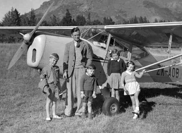 Teddy Harvie and family, 1947