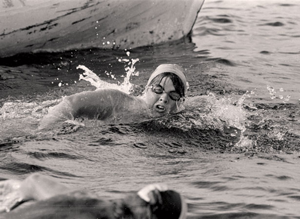 Lynne Cox swimming Cook Strait, 1975