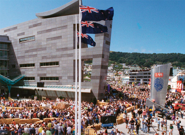 Crowds on Te Papa’s opening day