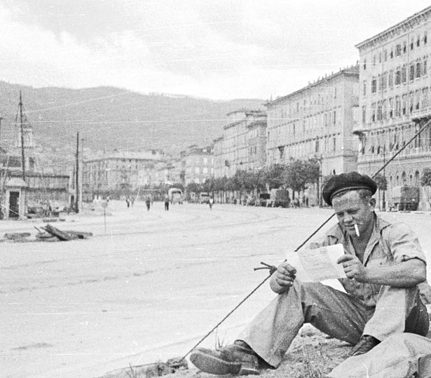 New Zealand soldier at Trieste, 1945