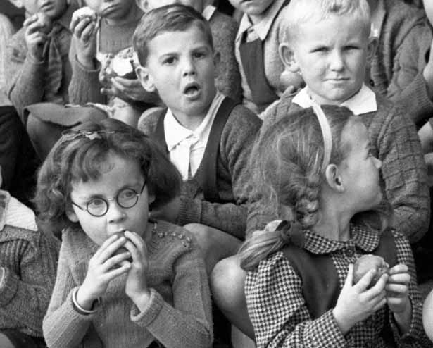 Children eating school apples