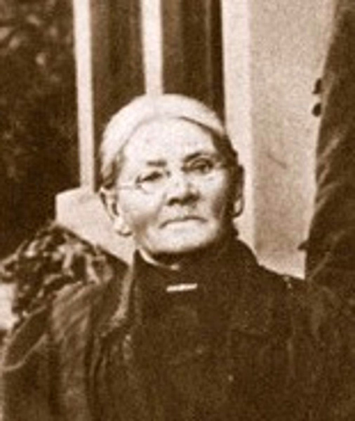 Head and shoulders photograph of Maria Schroder wearing glasses