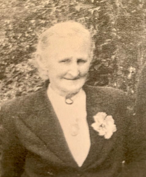 Head and shoulders photograph of Laura Corlett