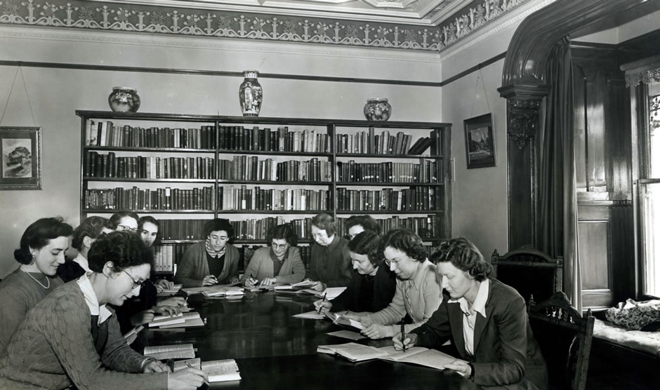 Trainee deaconesses in study