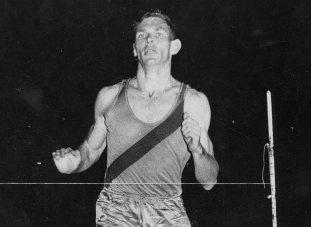 Peter Snell breaks the world mile record at Cooks Gardens, 1962