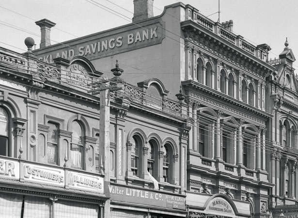 Queen St, with Auckland Savings Bank on side of building