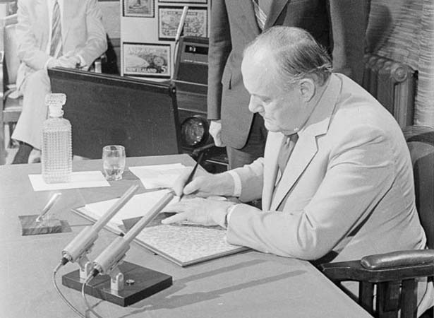 Prime Minister Robert Muldoon signs CER agreement