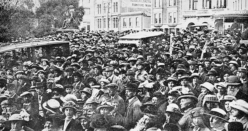 Dunedin recruiting crowd, 1916