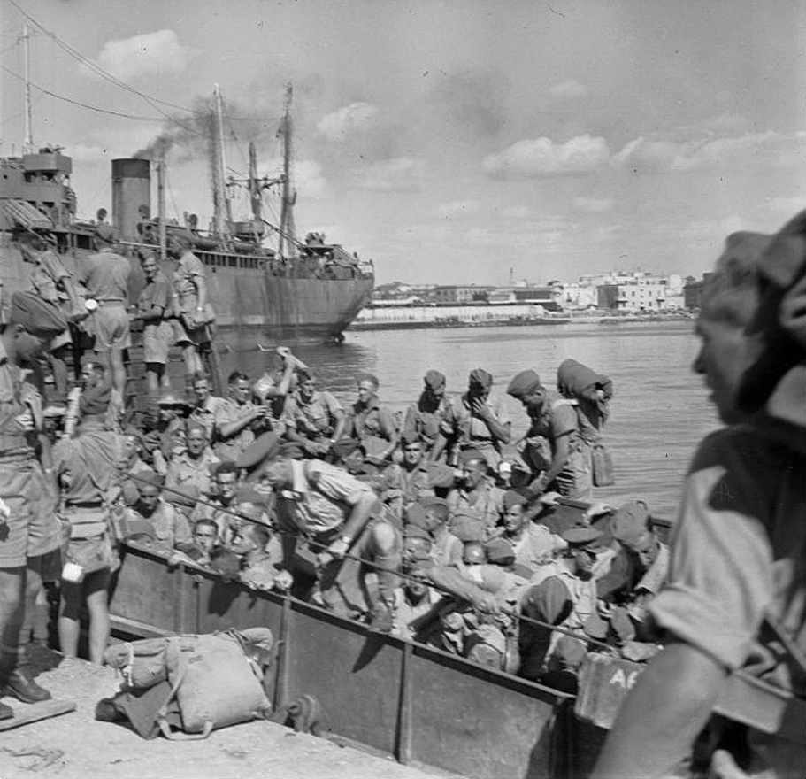 New Zealand soldiers disembark at Taranto