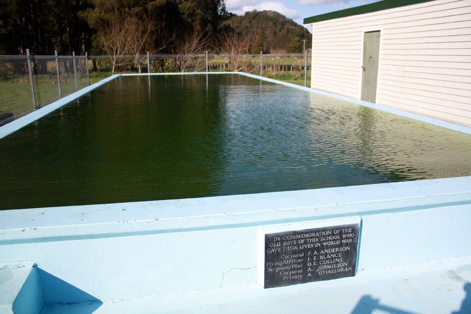 Ahitītī School memorial swimming baths