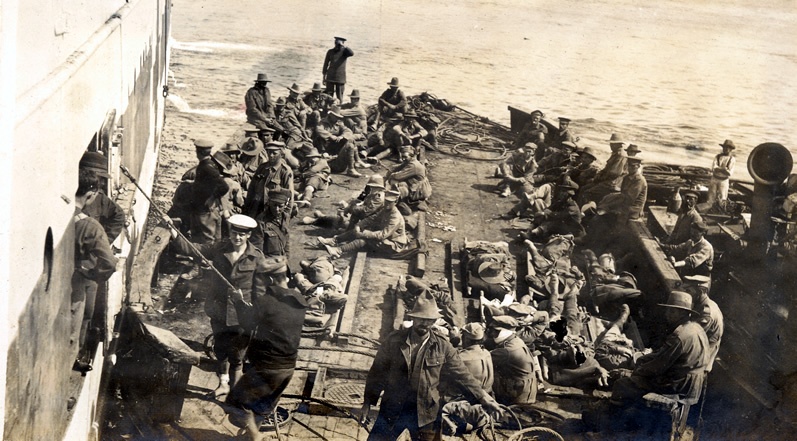 Transferring Gallipoli wounded to <em>Maheno</em>