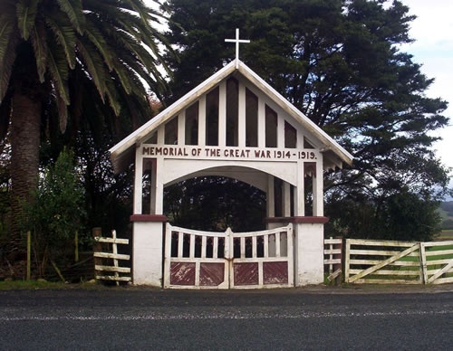 Arapōhue memorial gate