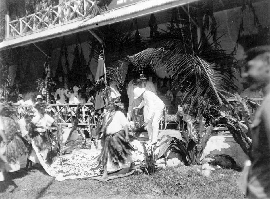 Cook Islanders present gifts to the Governor General 