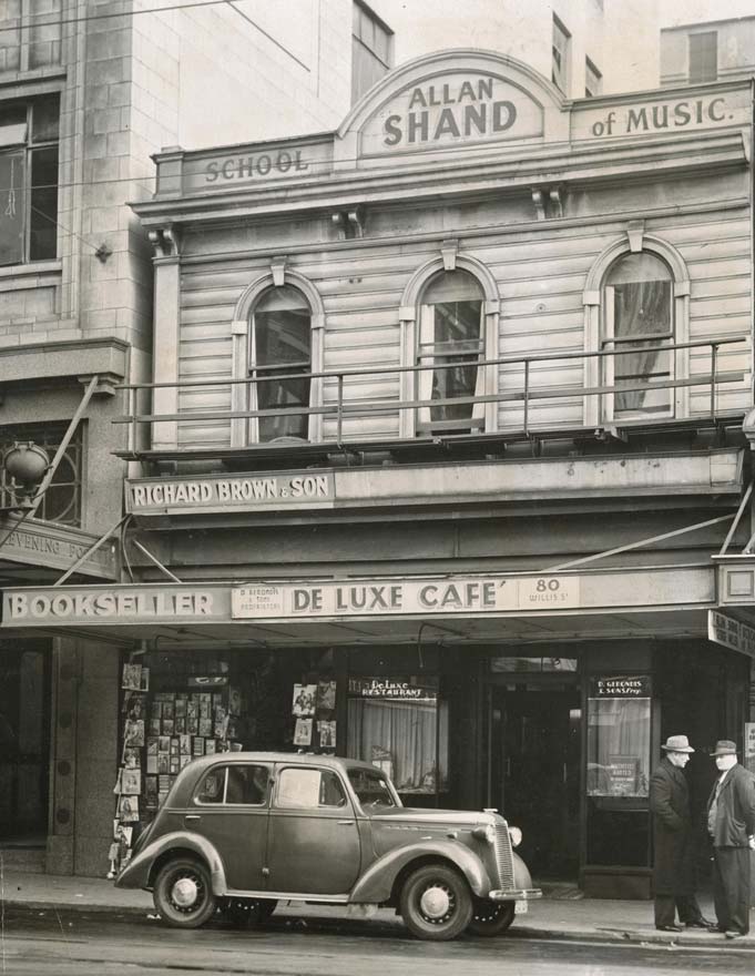De Luxe Cafe, 1950