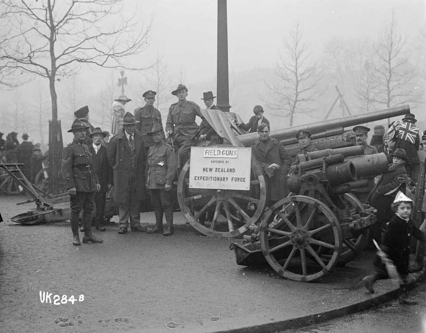 NZ soldiers showing off captured field guns in London
