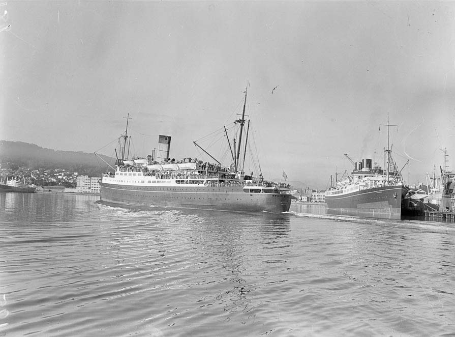 The <em>Hinemoa</em> in Wellington Harbour, 1951