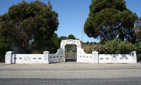 Kennington School war memorial gate
