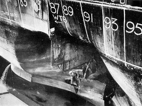 Torpedo damage to HMNZS <em>Leander</em>