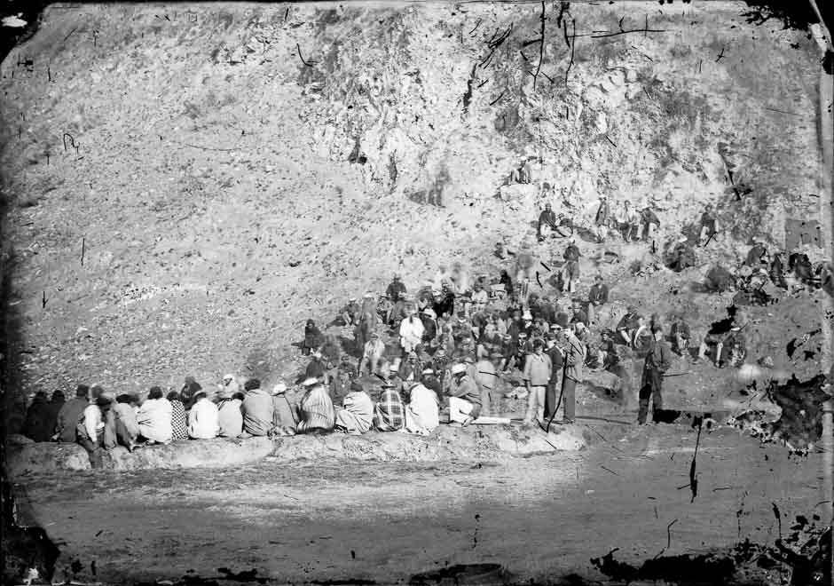 Māori Hauhau prisoners on Napier foreshore, 1866