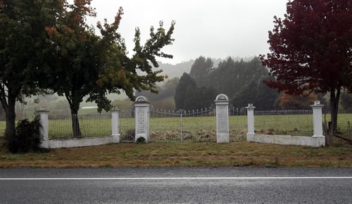 Māpiu war memorial gates