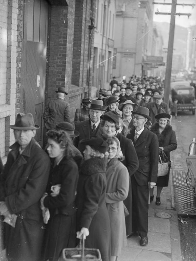 Queuing for rationed goods