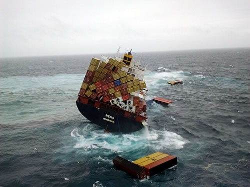 Containers falling off the <em>Rena</em>