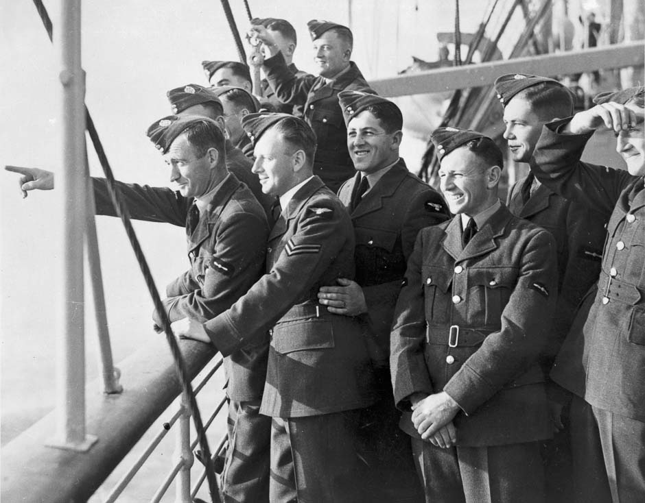RNZAF personnel arrive in Canada, 1940