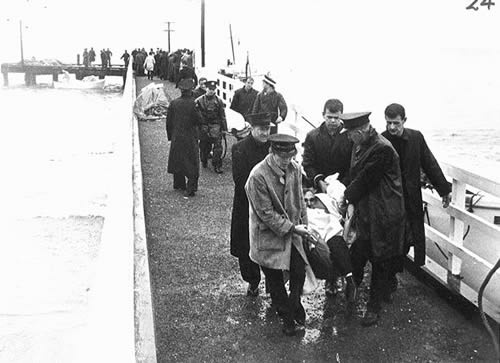 <em>Wahine</em> survivors at Seatoun wharf