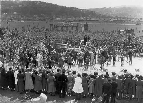 Queen welcomed at Forbury Park, Dunedin, 1954
