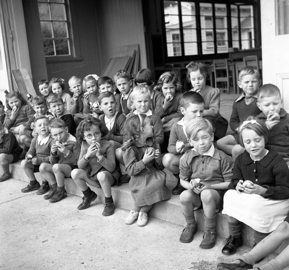 Children eating school apples