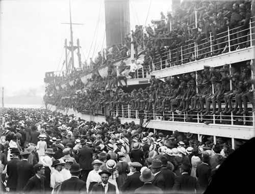 Troopship departing New Zealand