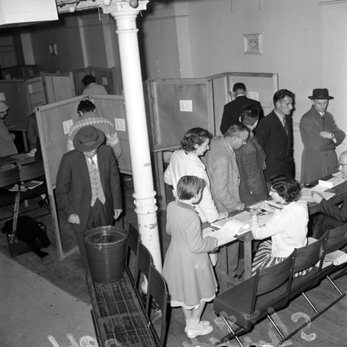 Electors queuing to vote, 1960