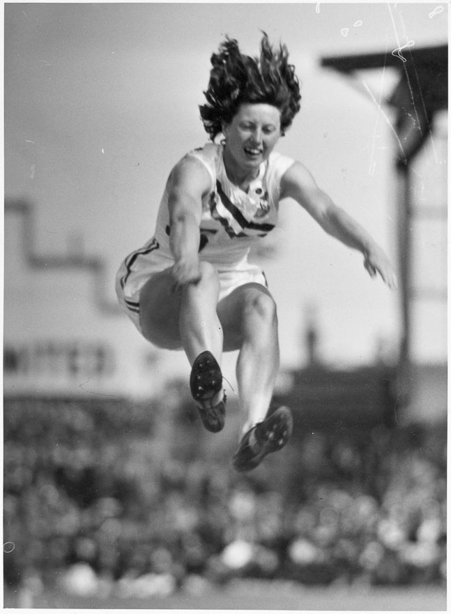 Yvette Williams jumping, 1954