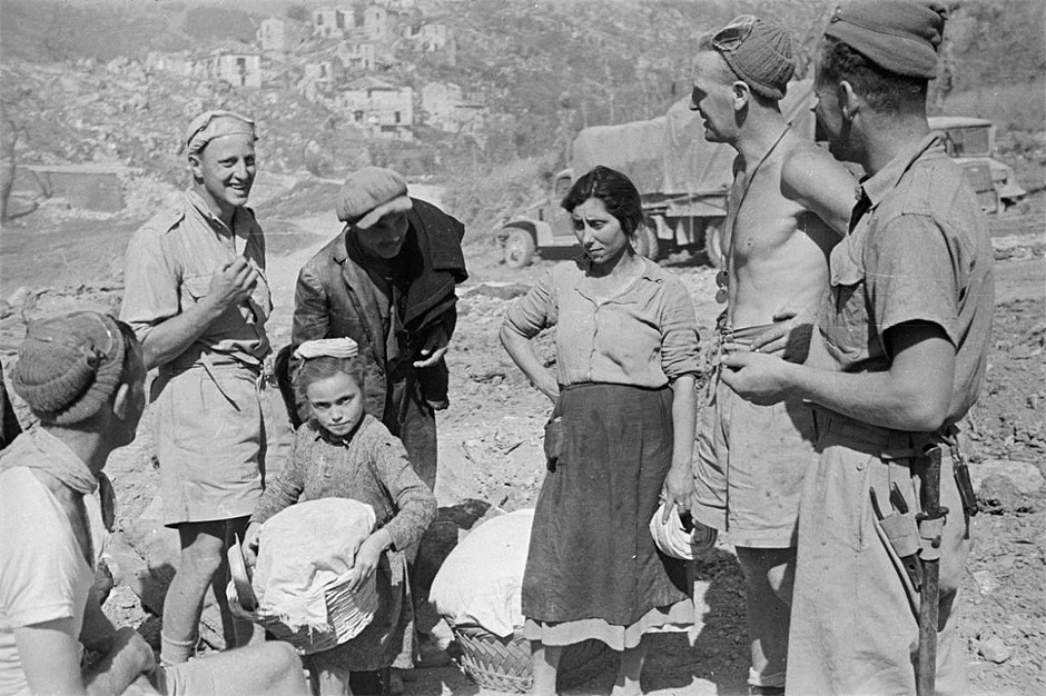 New Zealand soldiers talk to Italian refugees