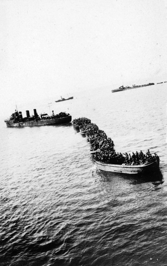 Landing boats carrying New Zealand infantry