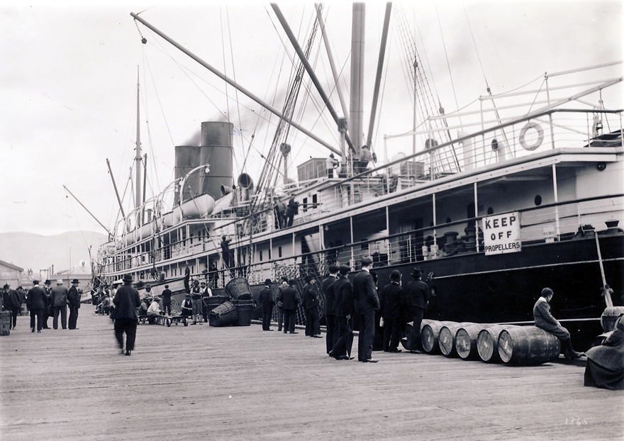 <em>Maheno</em> at Dunedin wharf, 1913