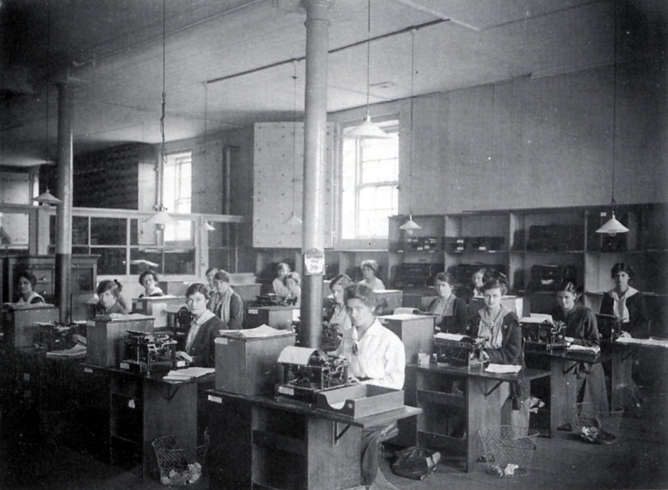 Typists at work, 1918