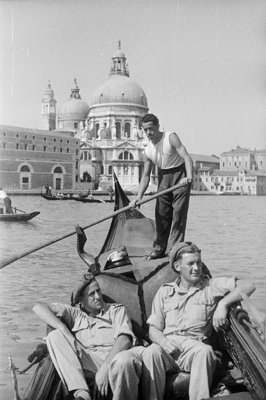 New Zealand soldiers on leave in Venice