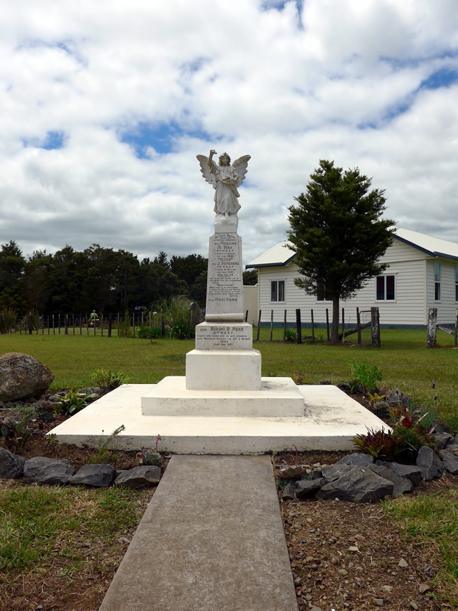 Tau Henare Marae memorial obelisk
