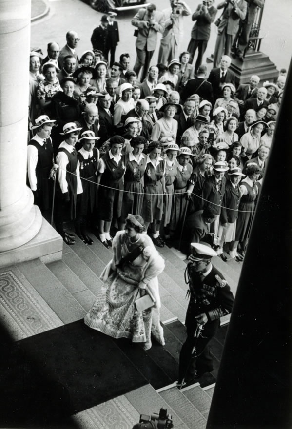 Royal couple entering Parliament, 1954