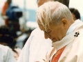 Pope John Paul II celebrates Mass in windy Wellington 