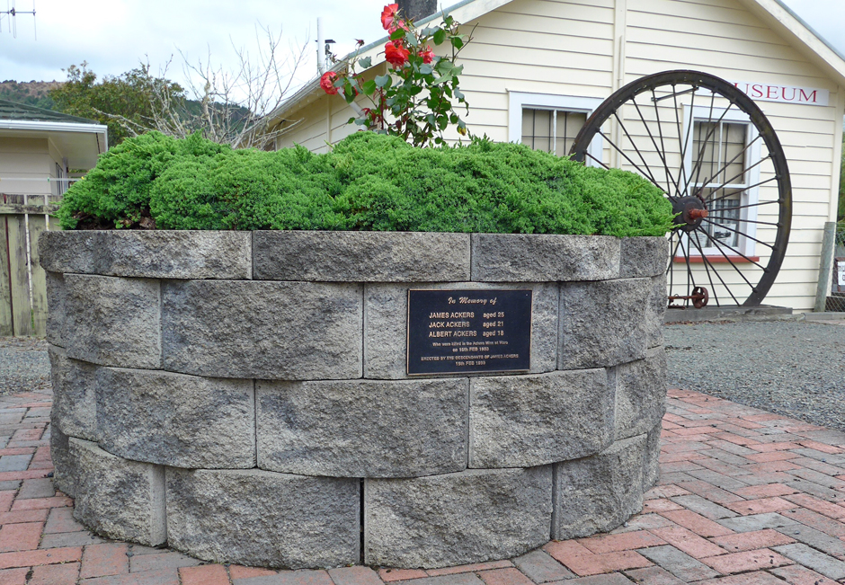 Ackers mine memorial, Hikurangi