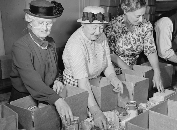 Volunteers pack groceries for CORSO, 1951