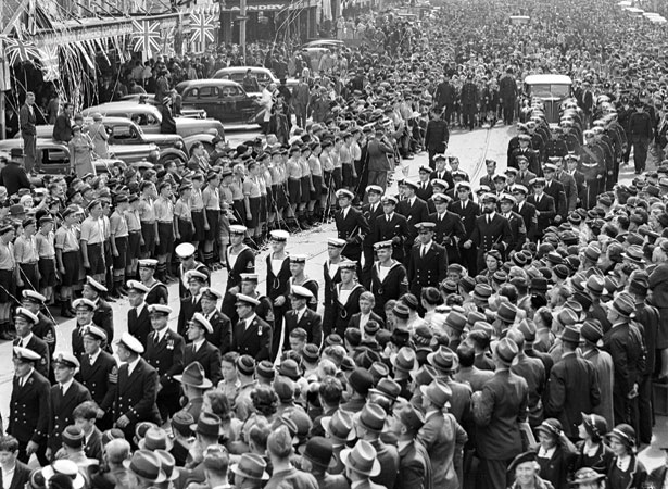 Crowds in Wellington welcoming the crew of HMS Achilles