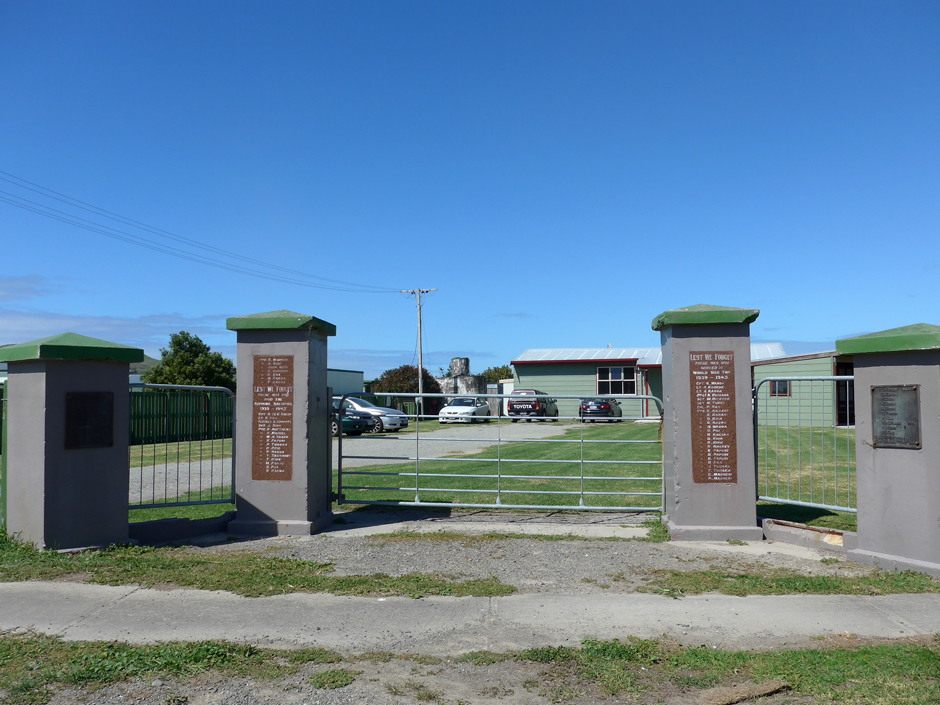 Hinepare Marae memorial gates