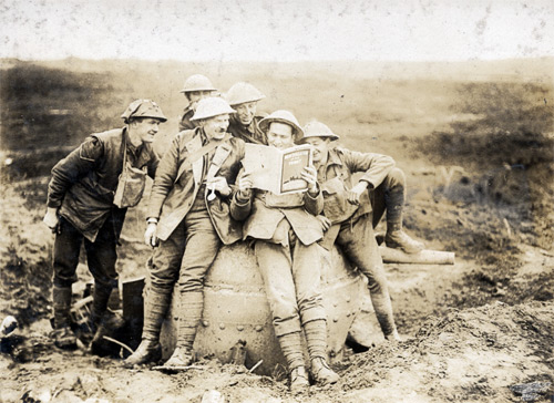Receiving news from home on the battlefield