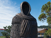 Sculpture of Māori woman with no face