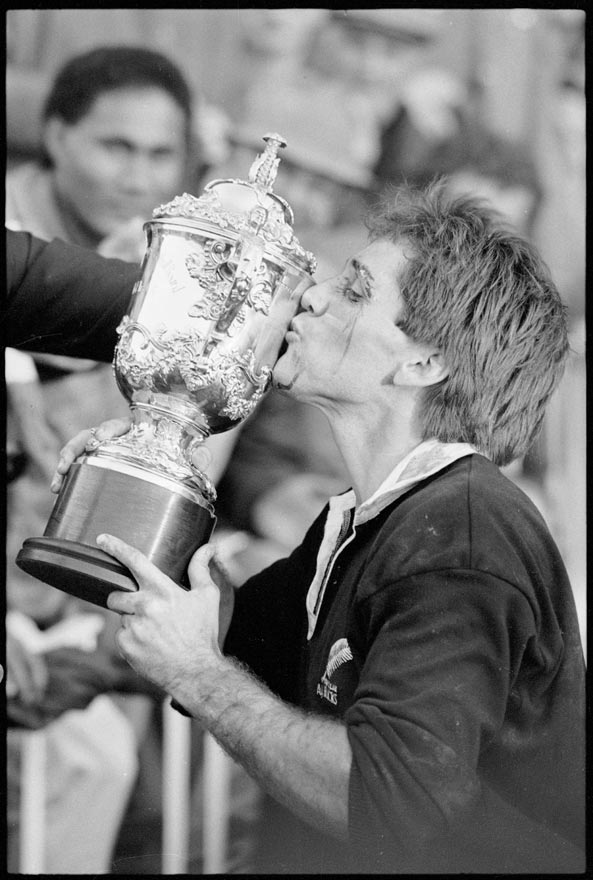 David Kirk kisses the Webb Ellis Cup, 1987